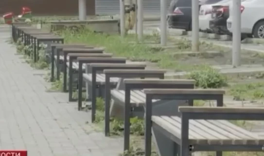 54 скамейки установили в одном дворе в Атырау